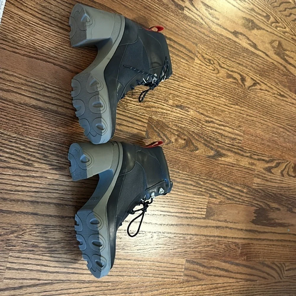 Sorel weather proof chunky heeled boots. Army green. Size 10.5. Worn once